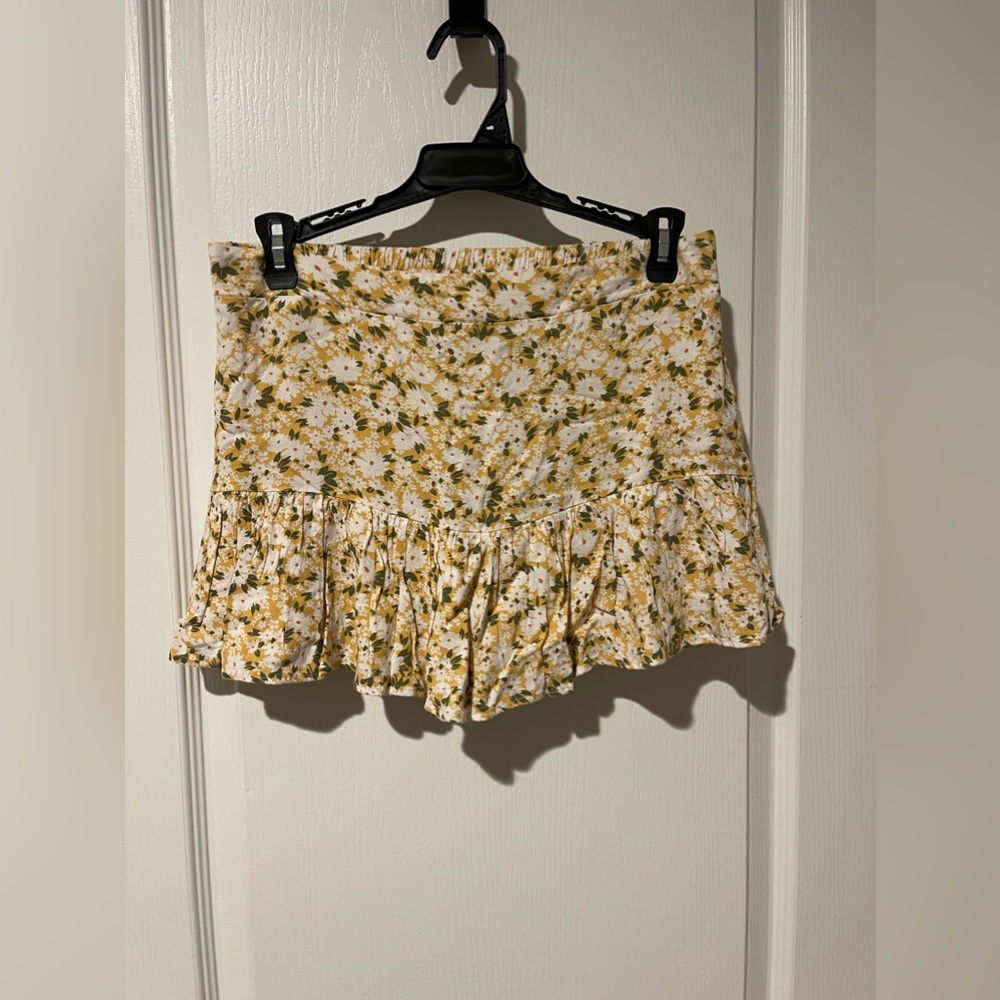 Forever 21 Women’s Size Medium Fits Like Small Yellow Skort.
